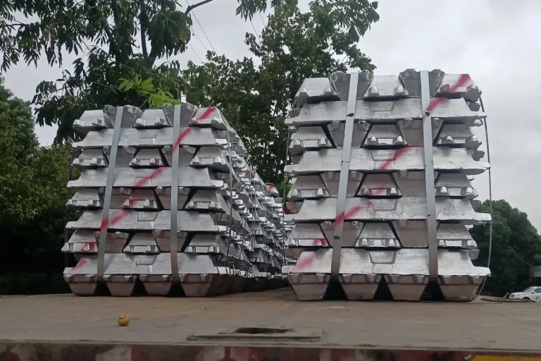 Алюминиевые чушки на платформе